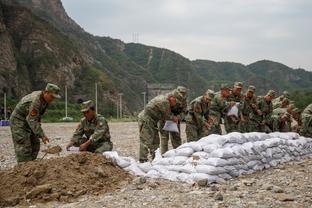 徐静雨：克莱9分钟21分放眼历史都是断档级的板凳爆炸力 降维打击